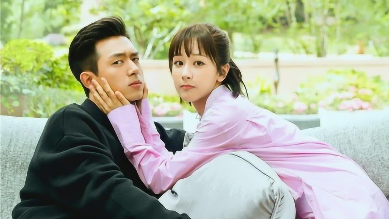 白色T恤+紧身牛仔裤，微胖小姐姐也能穿出傲人身姿，你觉得怎么样？