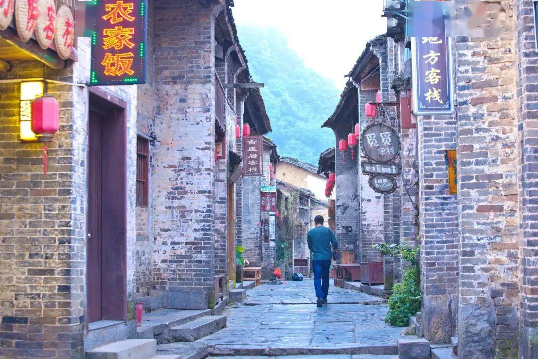 网红举报南京商场节庆壁纸“媚日”