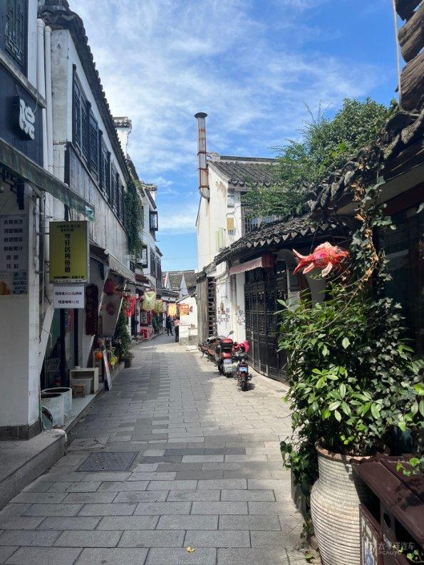 笑脸球的冒险之旅